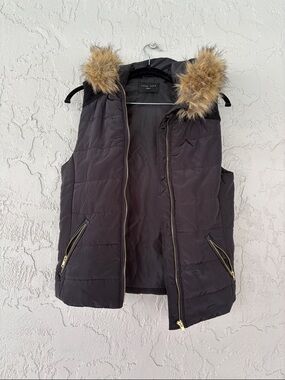 Love Tree Black Quilted Puffer Vest with Faux Fur Trim